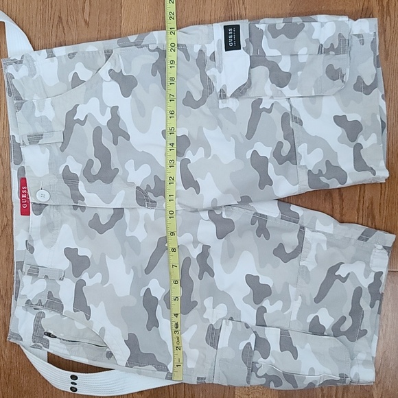 Guess Men's Camo Gray and White Cargo Belted Shorts (Sz 32) - Picture 7 of 11